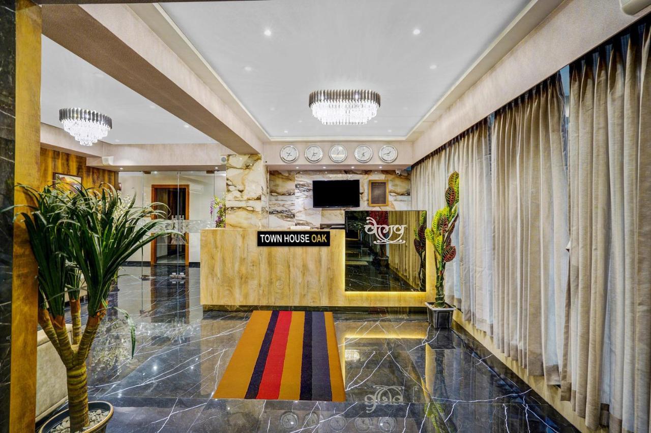 Townhouse Oak Hotel Vaibhav Surat Eksteriør billede
