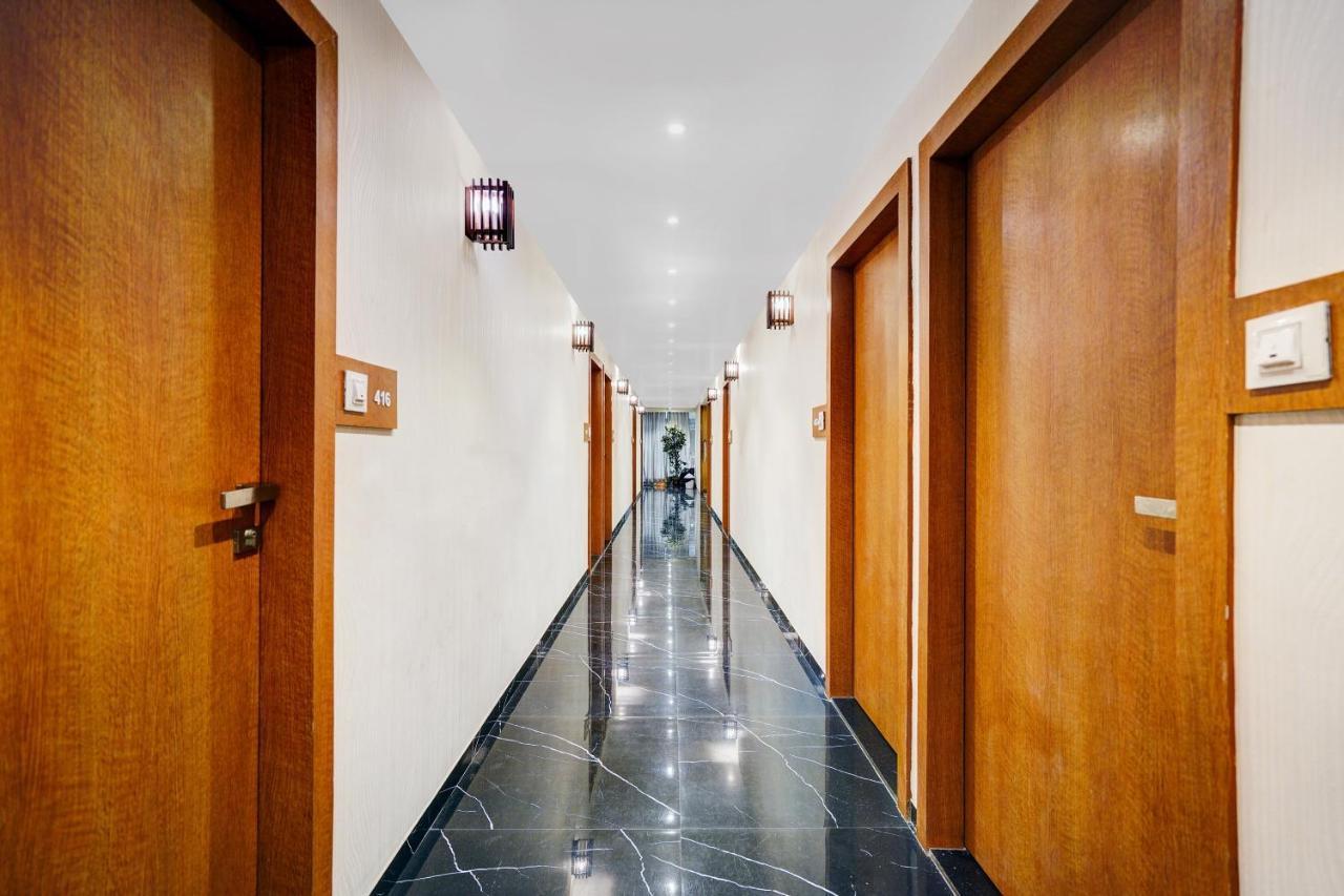 Townhouse Oak Hotel Vaibhav Surat Eksteriør billede
