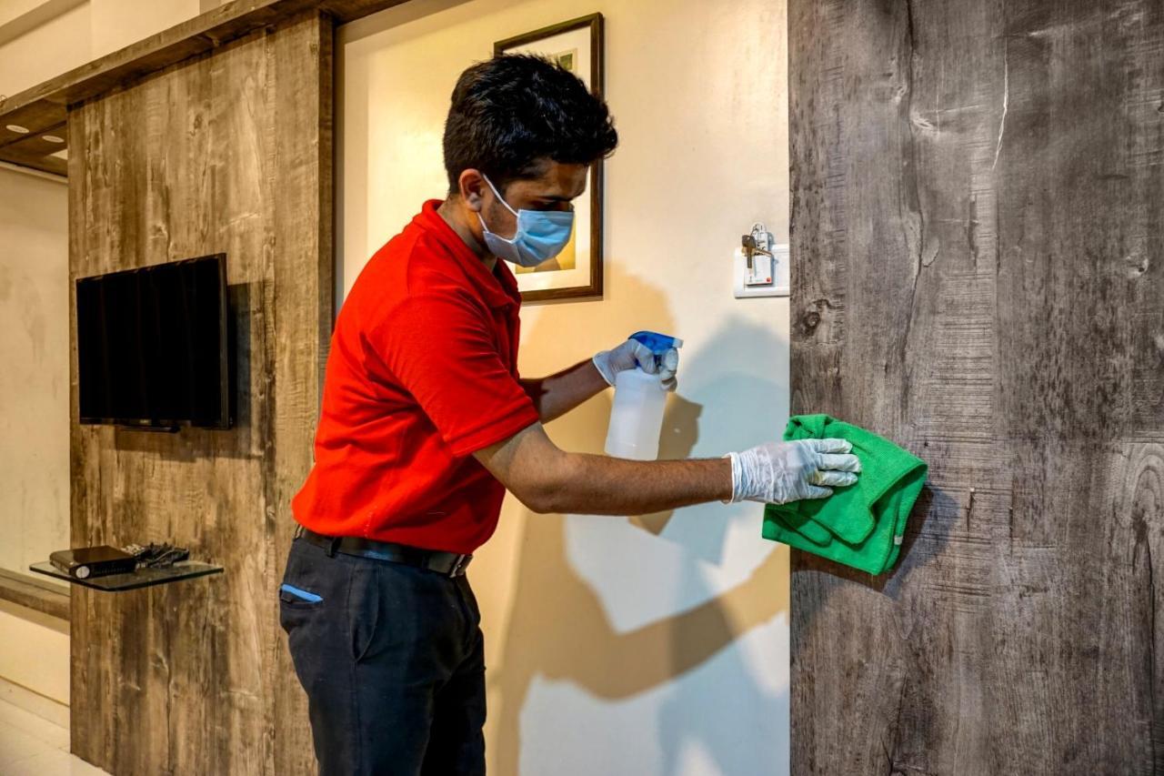 Townhouse Oak Hotel Vaibhav Surat Eksteriør billede