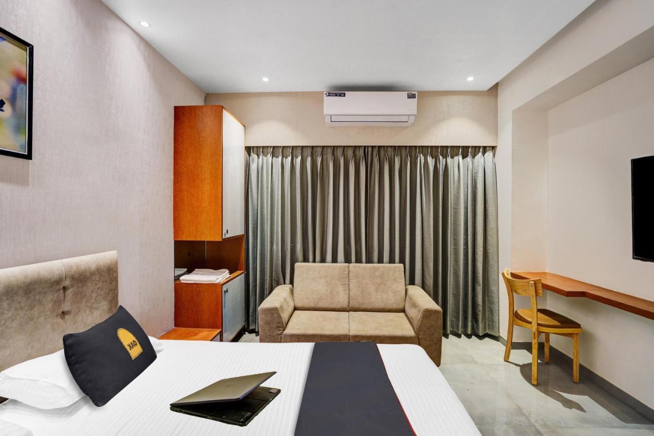 Townhouse Oak Hotel Vaibhav Surat Eksteriør billede