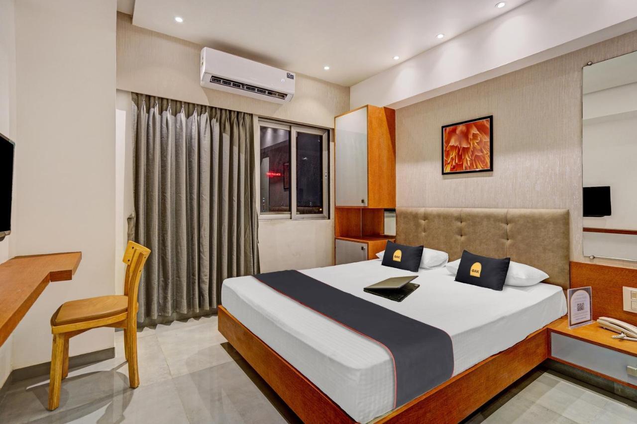 Townhouse Oak Hotel Vaibhav Surat Eksteriør billede