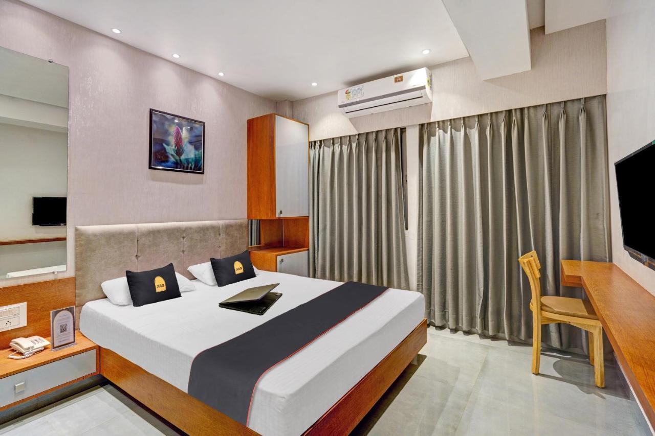 Townhouse Oak Hotel Vaibhav Surat Eksteriør billede